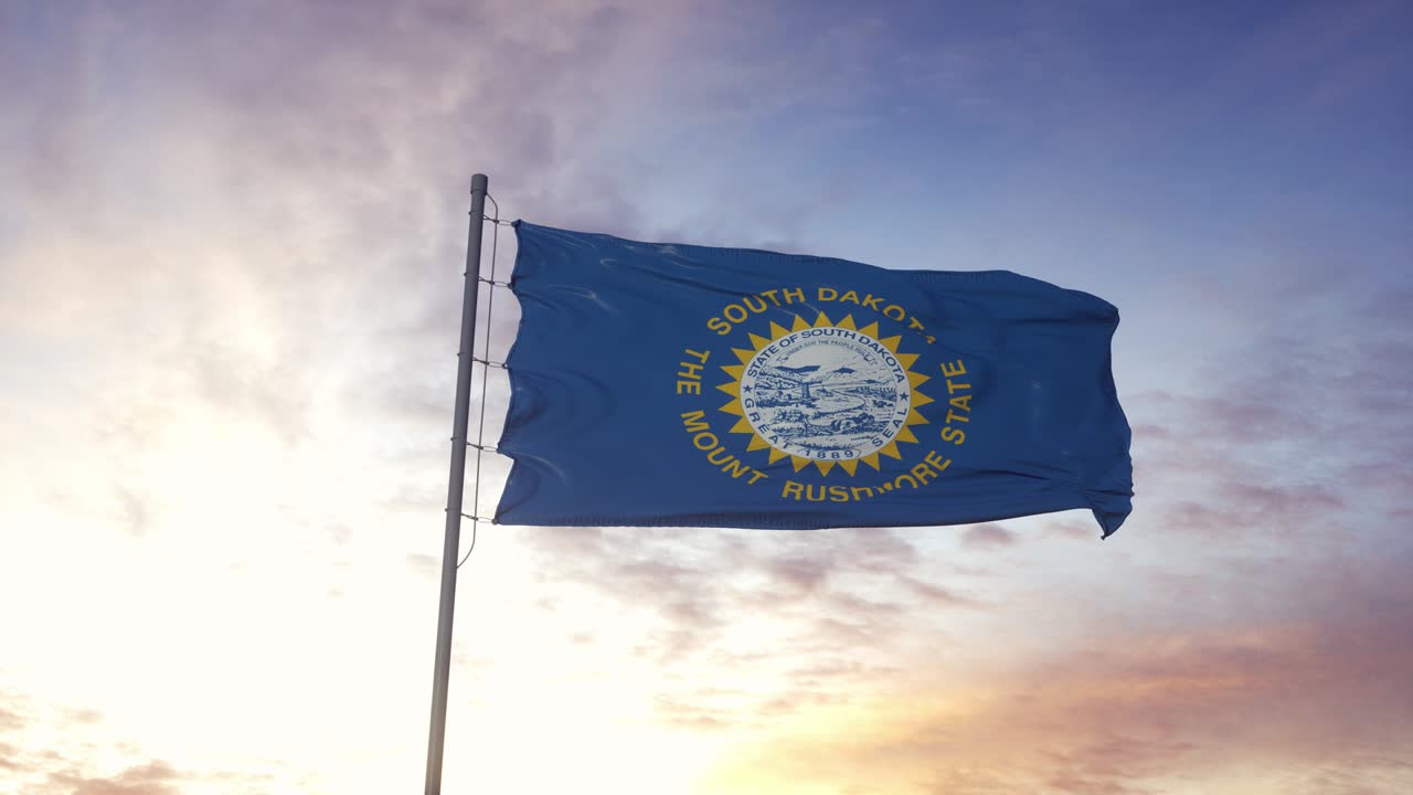 la bandera del estado de dakota del sur ondeando en el viento. dramático fondo del cielo. 4k