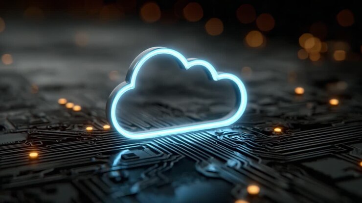 Lysende Cloud-symbol på et kredsløbskort som baggrund, der repræsenterer moderne teknologi- og datalagringsløsninger i en digital verden