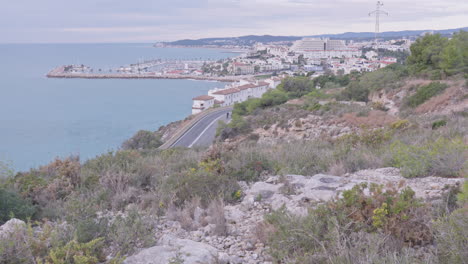 los ciclistas recorren una pintoresca carretera sinuosa en una ciudad costera, contemplando el impresionante paisaje.