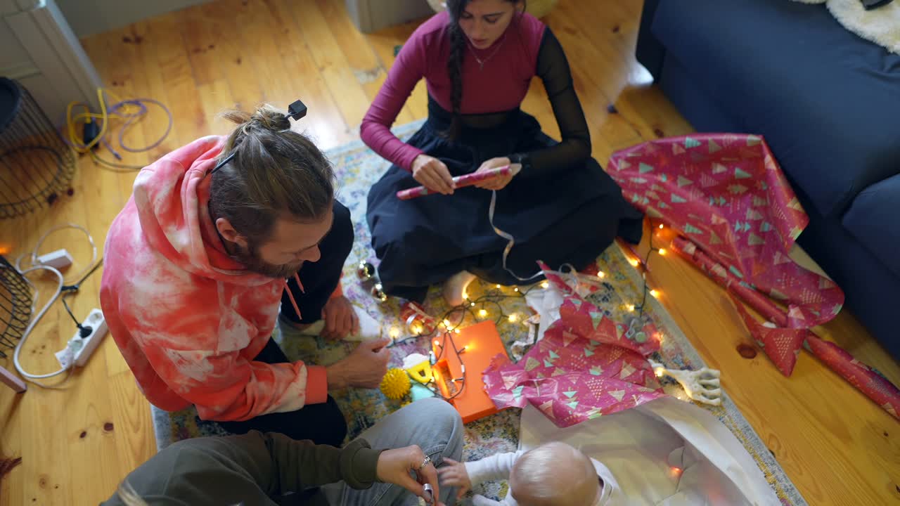apertura de regalos de navidad en familia