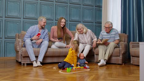 Glückliche-Mehrgenerationenfamilie-Freizeit-Zu-Hause-Paar-Eltern-Und-Großeltern-Entspannen-Auf-Dem-Sofa