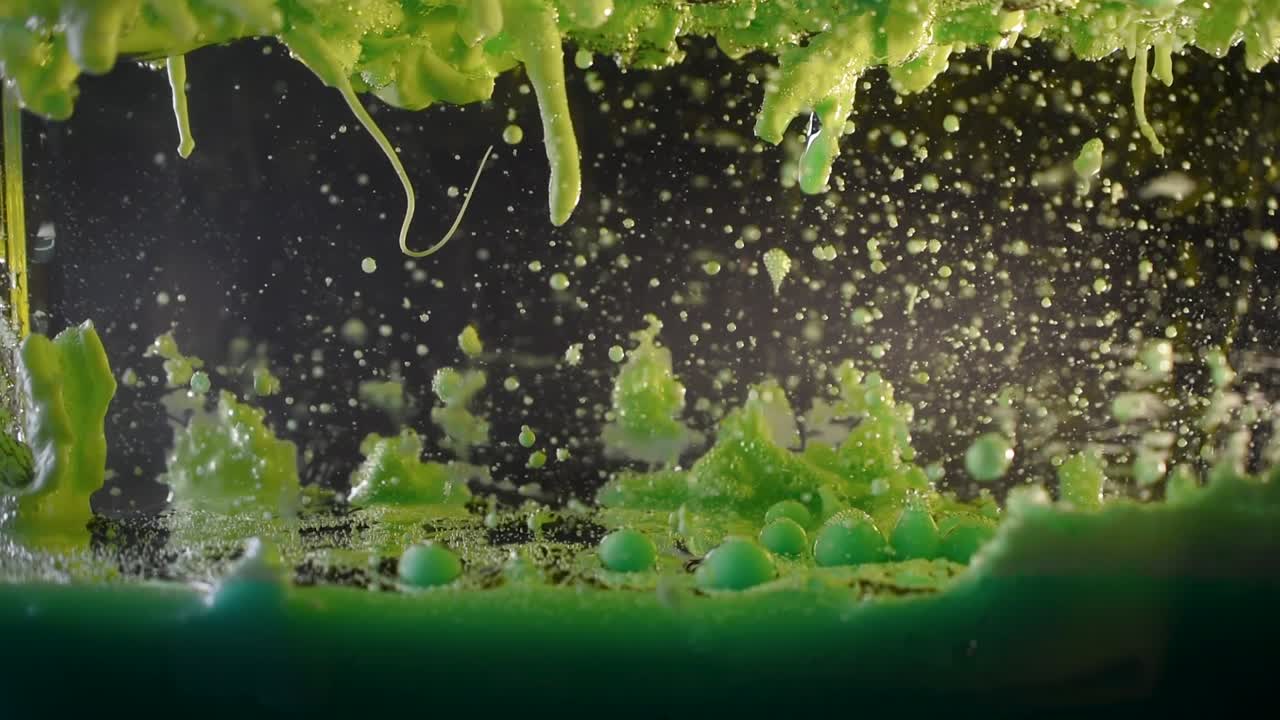 컬러 오일 스트림이 외계인의 풍경을 휘저어 오브를 생성하고 잔해를 이동시킵니다.