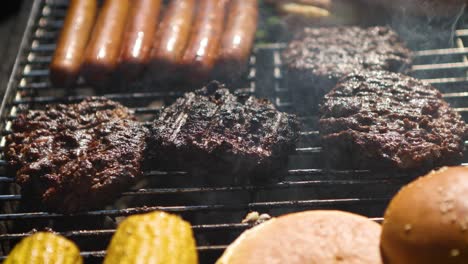 comida mixta de barbacoa americana en parrilla caliente