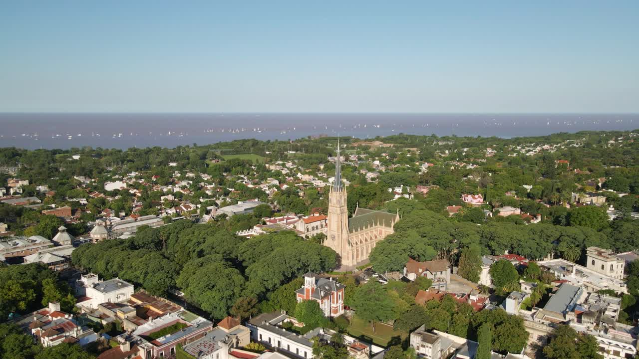 vista aérea del barrio de san isidro con su catedral y el río la plata al fondo