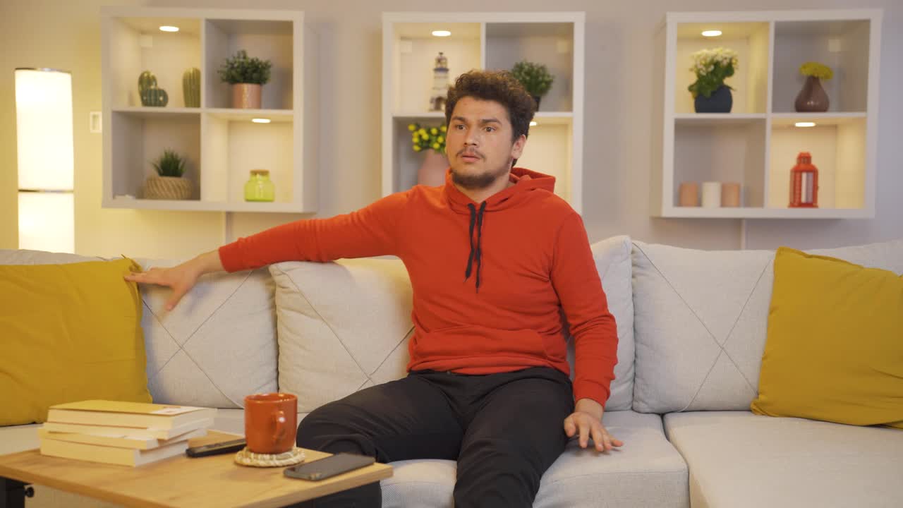 hombre viendo una película de terror.