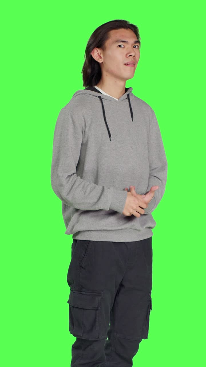 Stüdyoda memnun olmuş bir yetişkinin yandan görünümü