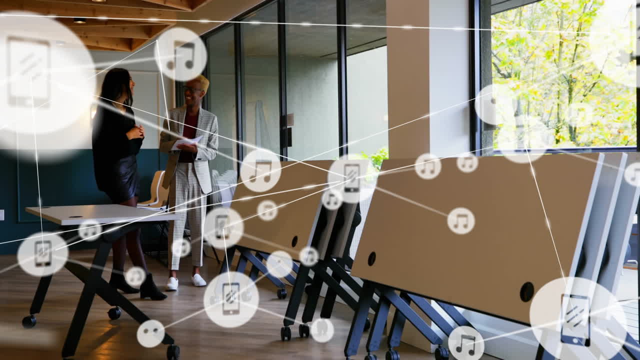 사무실에서 이야기하는 다양한 비즈니스 사람들에 대한 아이콘과 연결 네트워크의 애니메이션