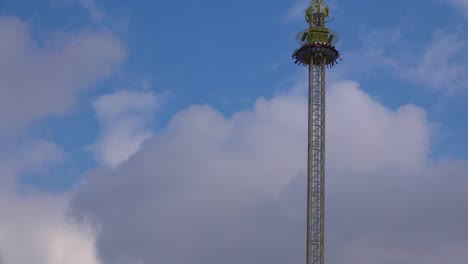 un giro da brivido in un parco di divertimenti comporta un'alta caduta della torre