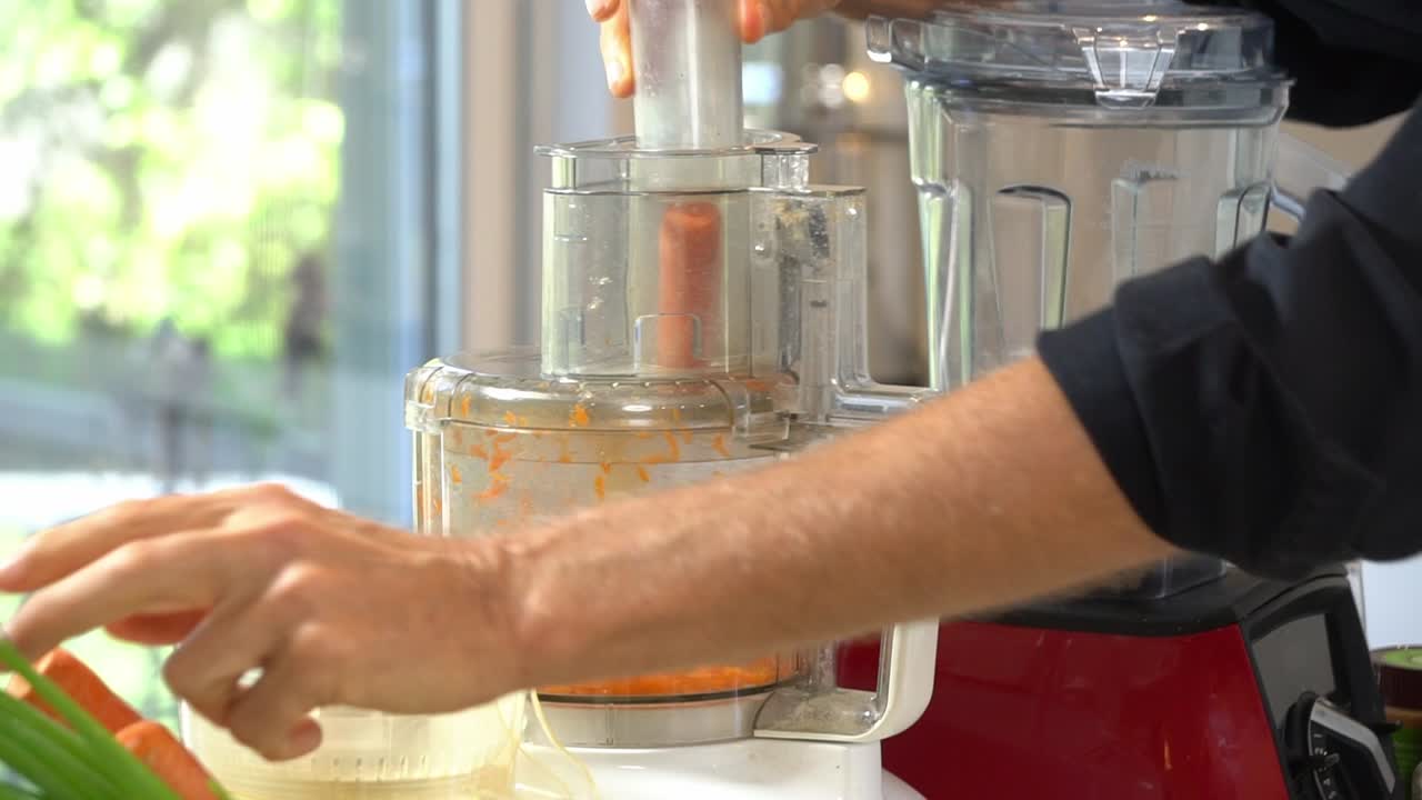 식품 가공기 에 당근 을 첨가 하여 스피랄화 된 쿠키니 누들 을 만들기 위해 주들 을 첨가 하여 그 ⁇  에 건강 한 채식주의 생활 방식 식단 해독