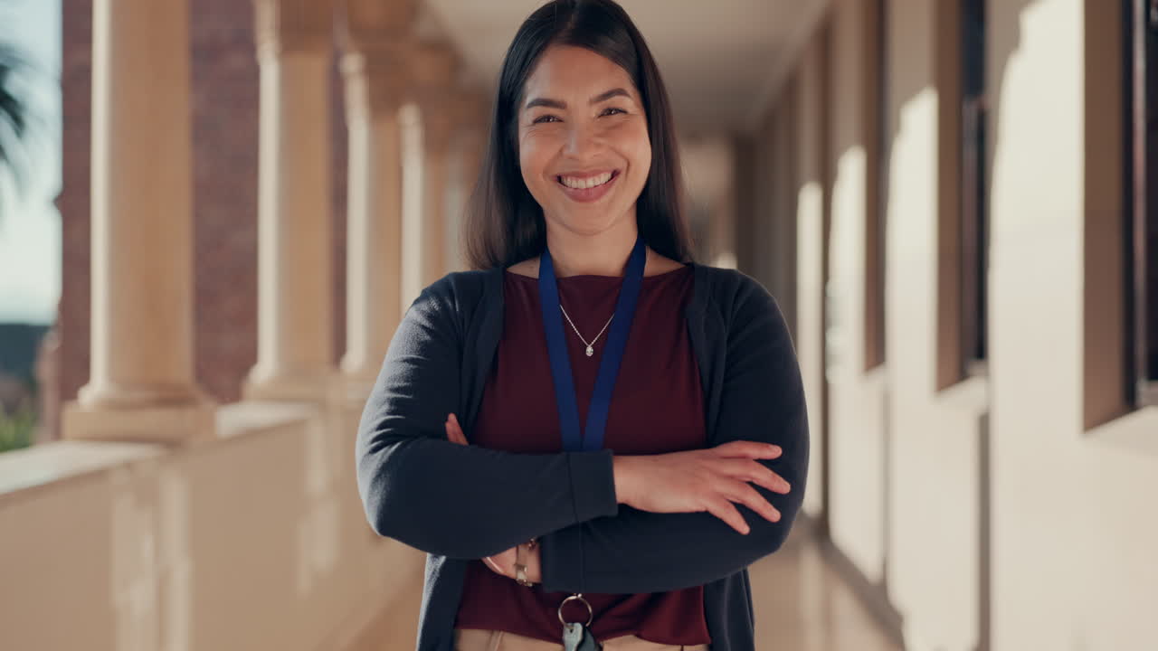 Istruzione, insegnante e braccia incrociate con sorriso