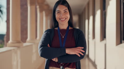 educación, el maestro y los brazos cruzados con una sonrisa