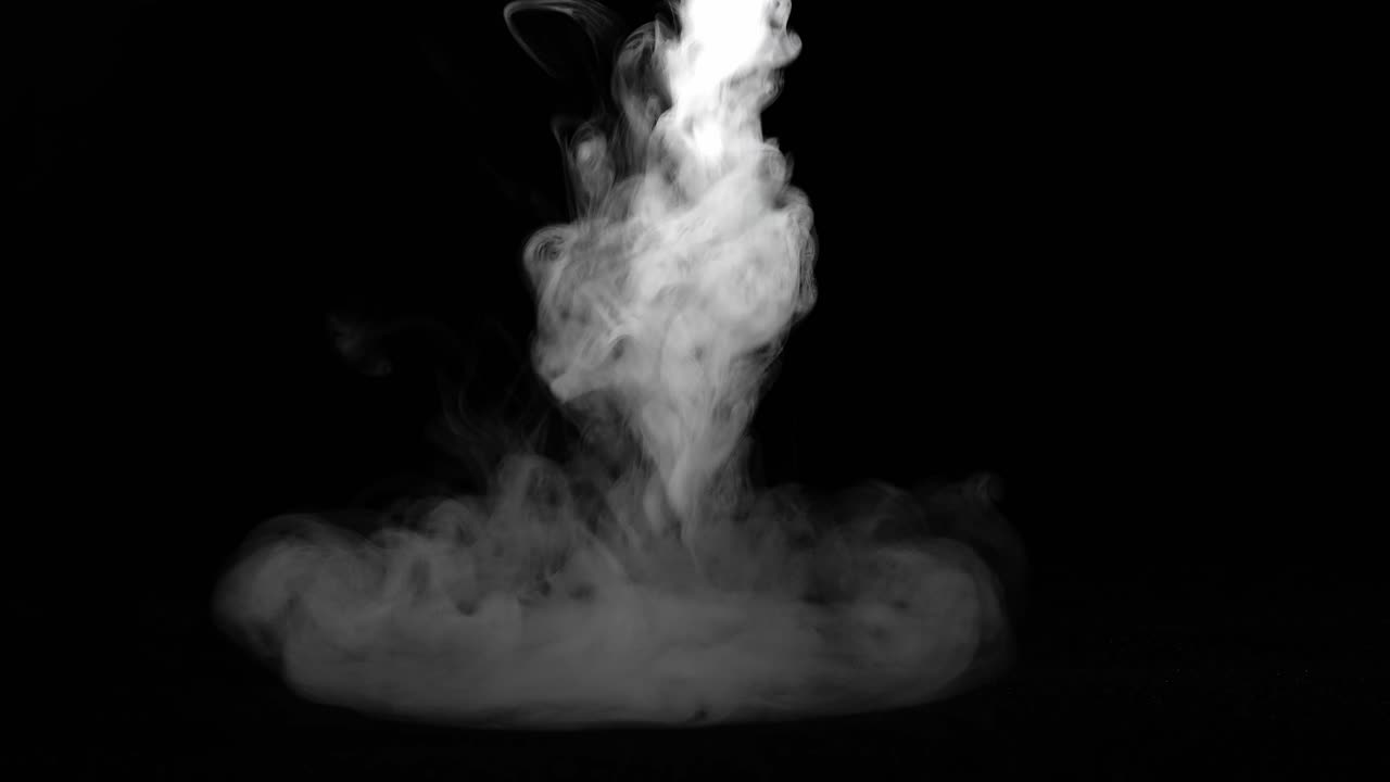 검은 바탕에 위에서 아래로 연기가 스프레이됩니다.