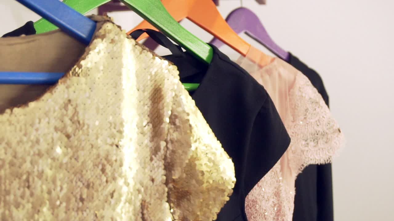 어깨 에 있는 다채로운 의류 의 줄 은 옷장 의 곤돌라 의  ⁇ 커 들 이다