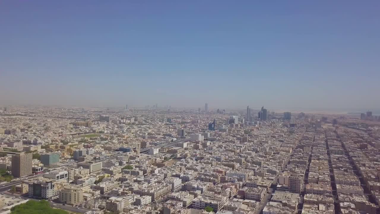descenso vertical rápido con vista del horizonte de khobar con khobar shamaliya y sweikit visibles