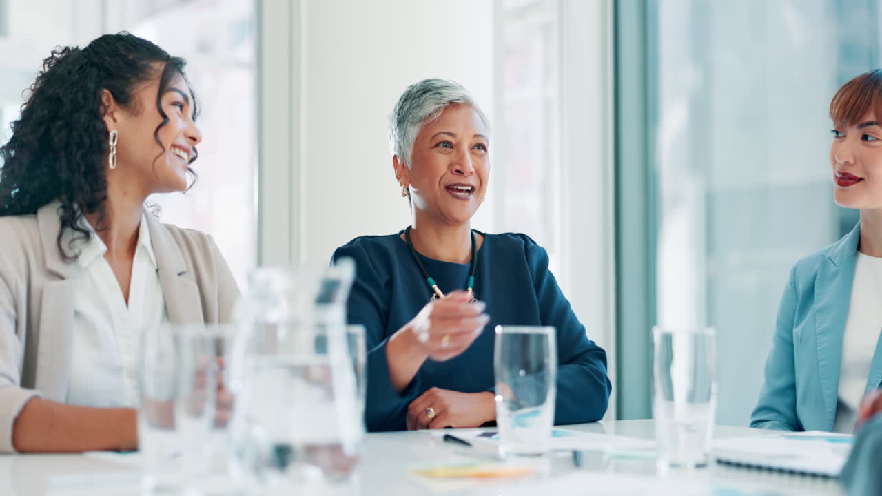 성공적인 회의를 축하하는 사업가