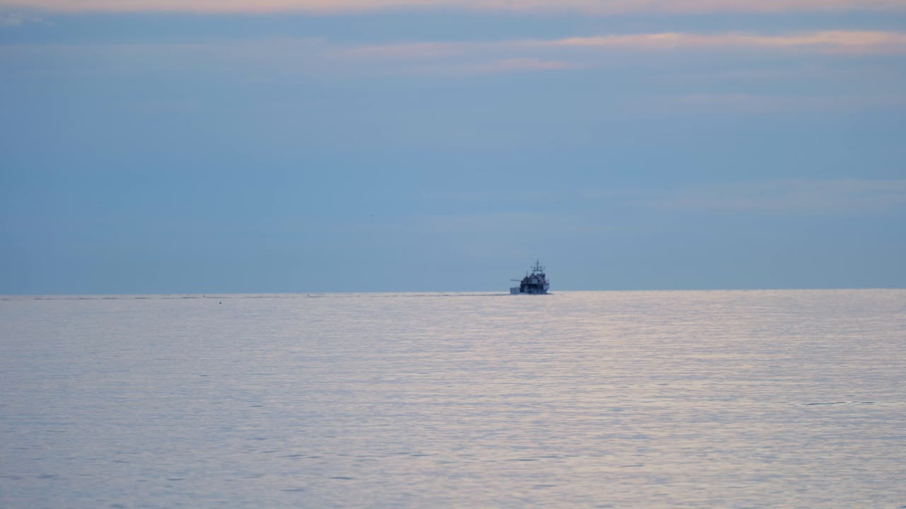화물선 실루엣이 있는 바다 수평선 - 와이드
