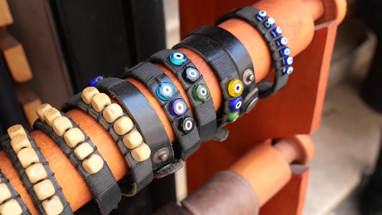 Braccialetti fatti a mano in pelle e con perline