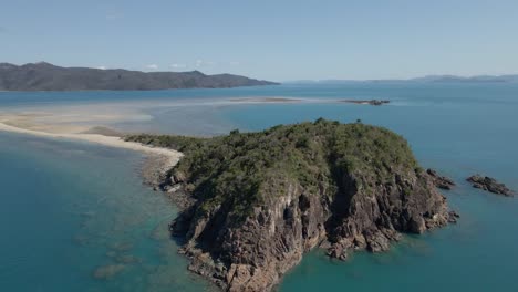 Langford-Island-With-Rocky-Cliffs-Near-Great-Barrier-Reef-In-Whitsunday,-QLD,-Australia