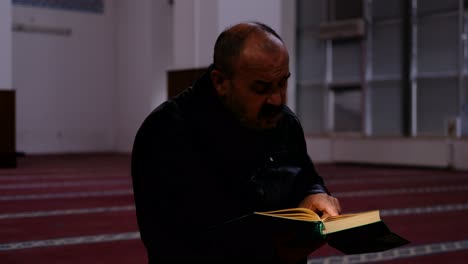 Mann-Liest-Koran-In-Moschee-2