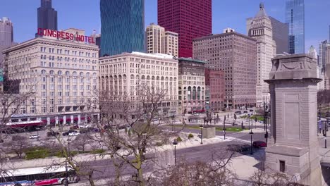 Una-Toma-Aérea-Ascendente-Sobre-El-Centro-De-Chicago.