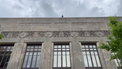 palacio de justicia del condado de clay en el centro de liberty junto a una cárcel un centro de visitantes mormón en liberty missouri