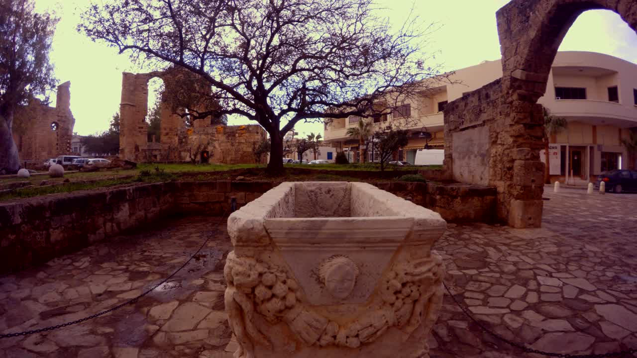 파마구스타 (famagusta) 의 오래된 도시 중심에 있는 고대 사르코파구스 (sarcophagus) - 나미크 케말 (namik kemal)