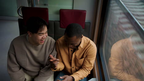 amigos hablando en el tren