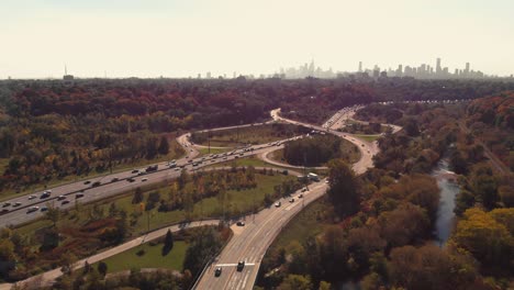 color de otoño sobre don valley parkway toronto ontario canadá