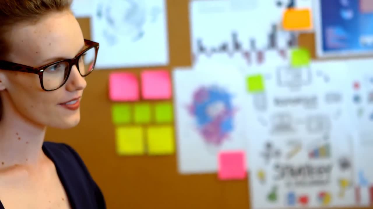 diseñadora gráfica que usa una tableta gráfica en el escritorio