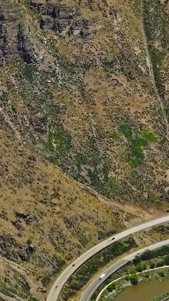 Guidando lungo una strada tortuosa in Colorado, vicino alle montagne