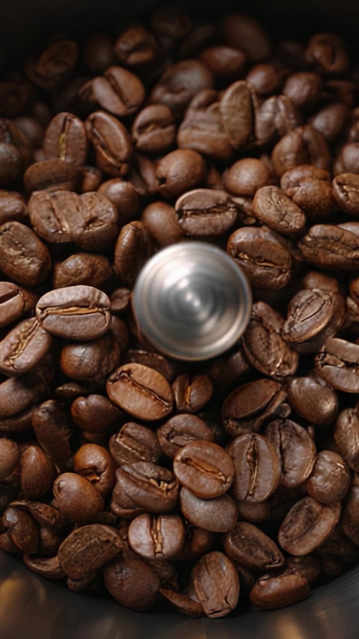 Menjelajahi Keanekaragaman Biji Kopi dalam Penggiling: Transisi dari Sangrai Gelap ke Terang dalam Warna, Tekstur, dan Aroma yang Terekam dalam Tampilan Jarak Dekat