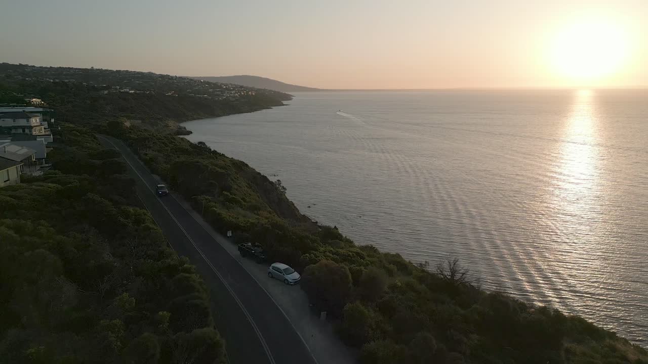 costa acantilado playa carretera al atardecer
