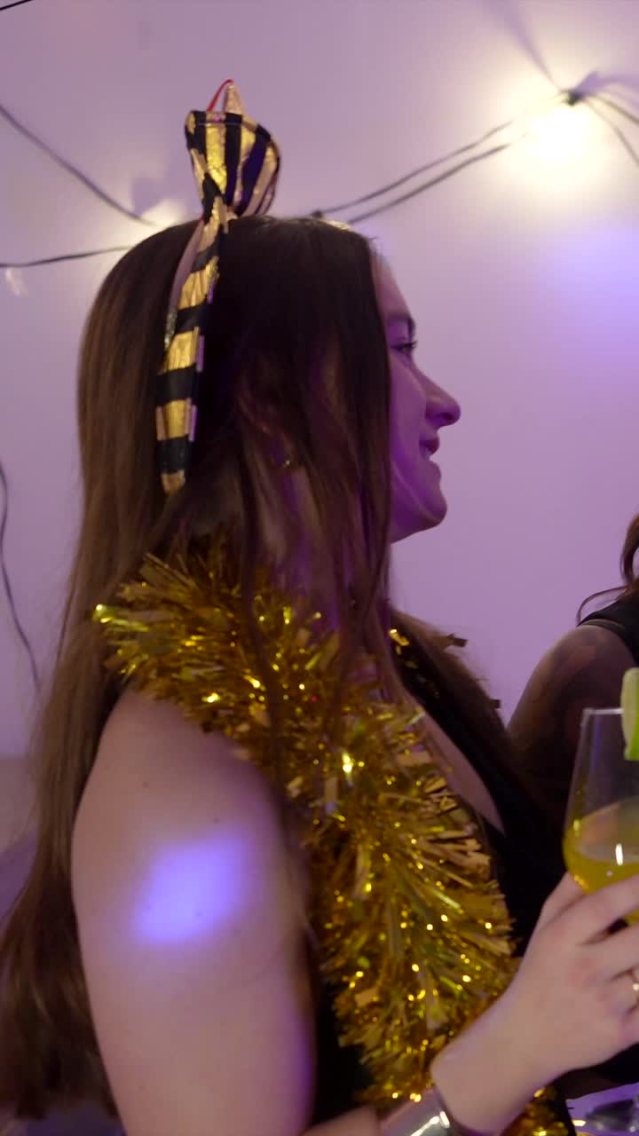 Festeggiare a una festa a tema anni '20 ruggenti