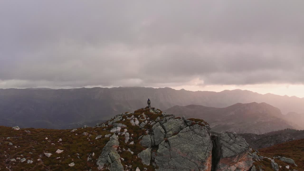 산 난간에 사람 위를 날다