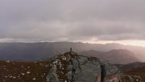 volando sobre una persona en la cornisa de una montaña
