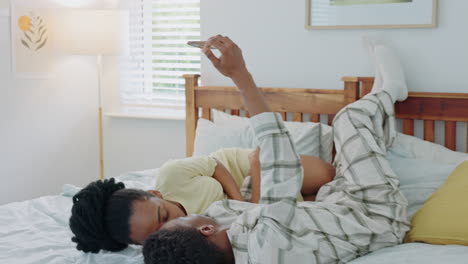 Selfie,-kiss-and-African-couple-in-bed-for-peace