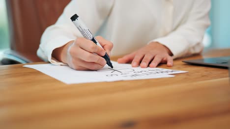 Frau-Zeichnet-Marketing-Geschäftsmodell-Mit-Schwarzem-Stift-Auf-Blatt-Papier-Am-Modernen-Schreibtisch-Aus-Holz