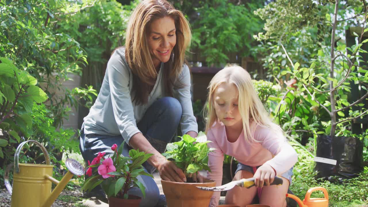 Madre e hija están replantando en el jardín