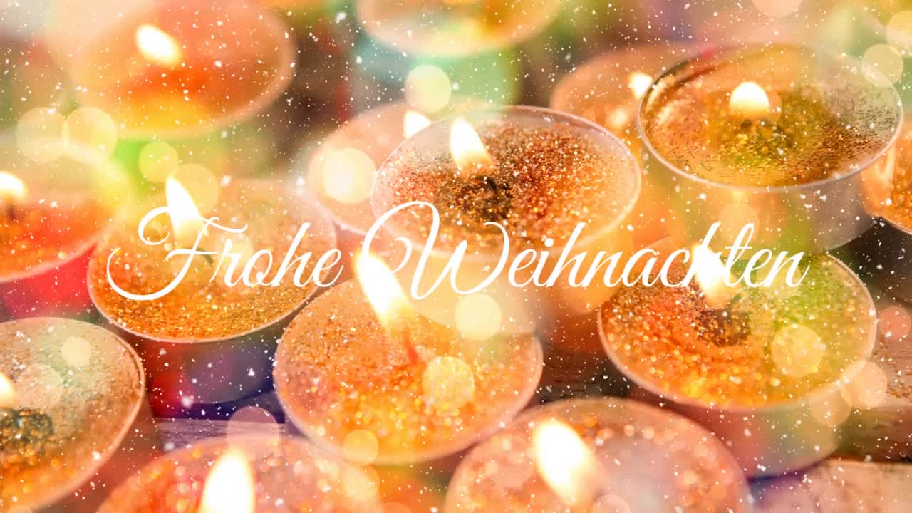 キャンドルと雪が降る上を流れる「Frohe Weihnachten（メリークリスマス）」のクリスマスグリーティングテキストのアニメーション