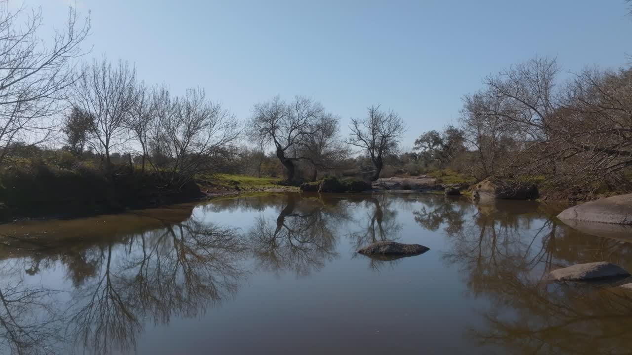 río fangoso en pastizales secos
