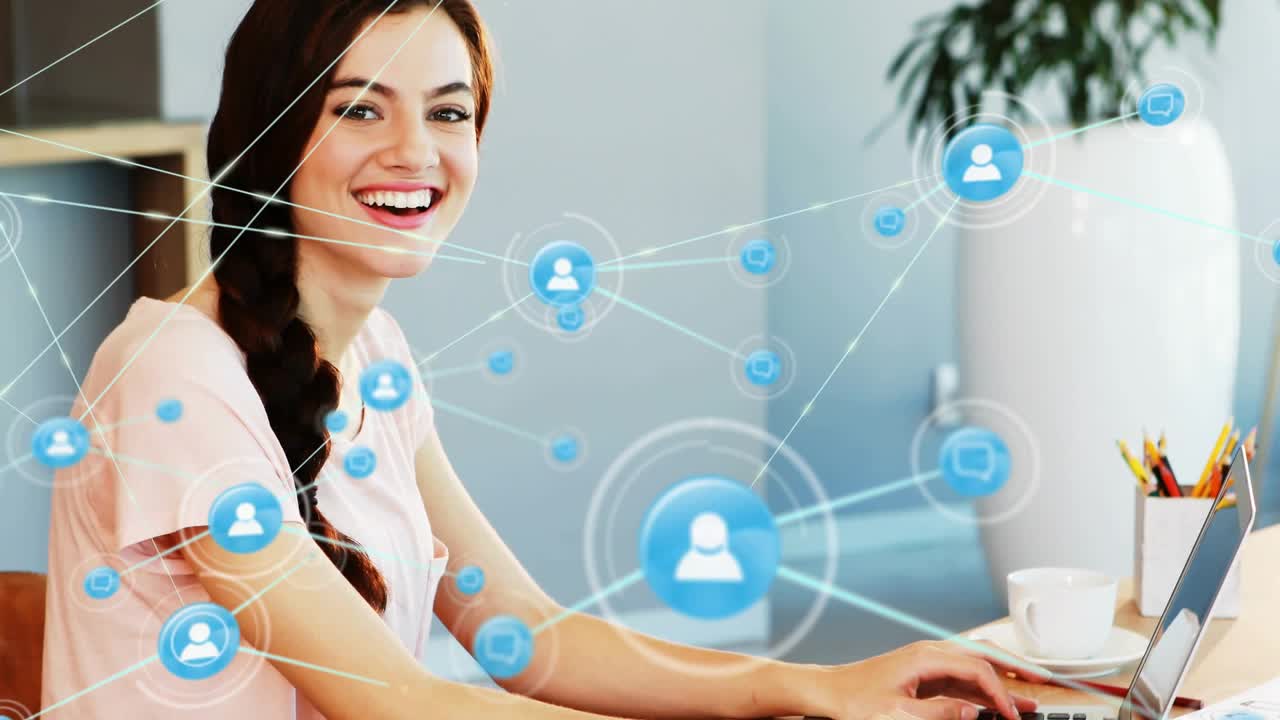 Donna che digita sul laptop, generando una sovrapposizione di rete blu che si espande e connette icone utente per la tecnologia.