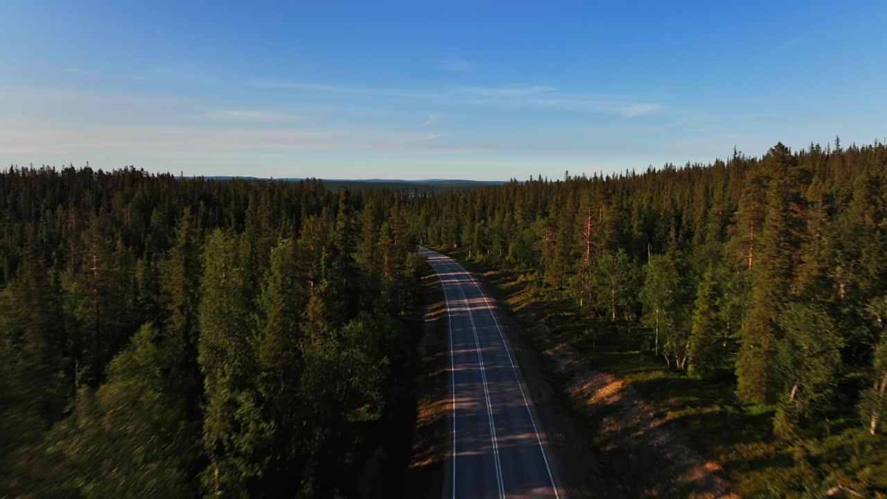 vista aérea siguiendo la carretera 957, noche de verano en el parque nacional de pallas-yllastunturi, laplandia