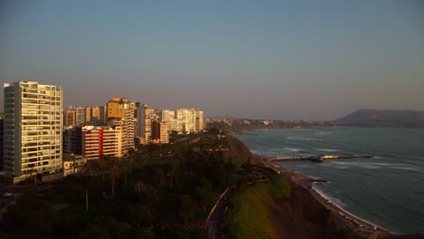 aéreo - playa y costa en el lujoso miraflores, lima, perú, plano amplio hacia adelante