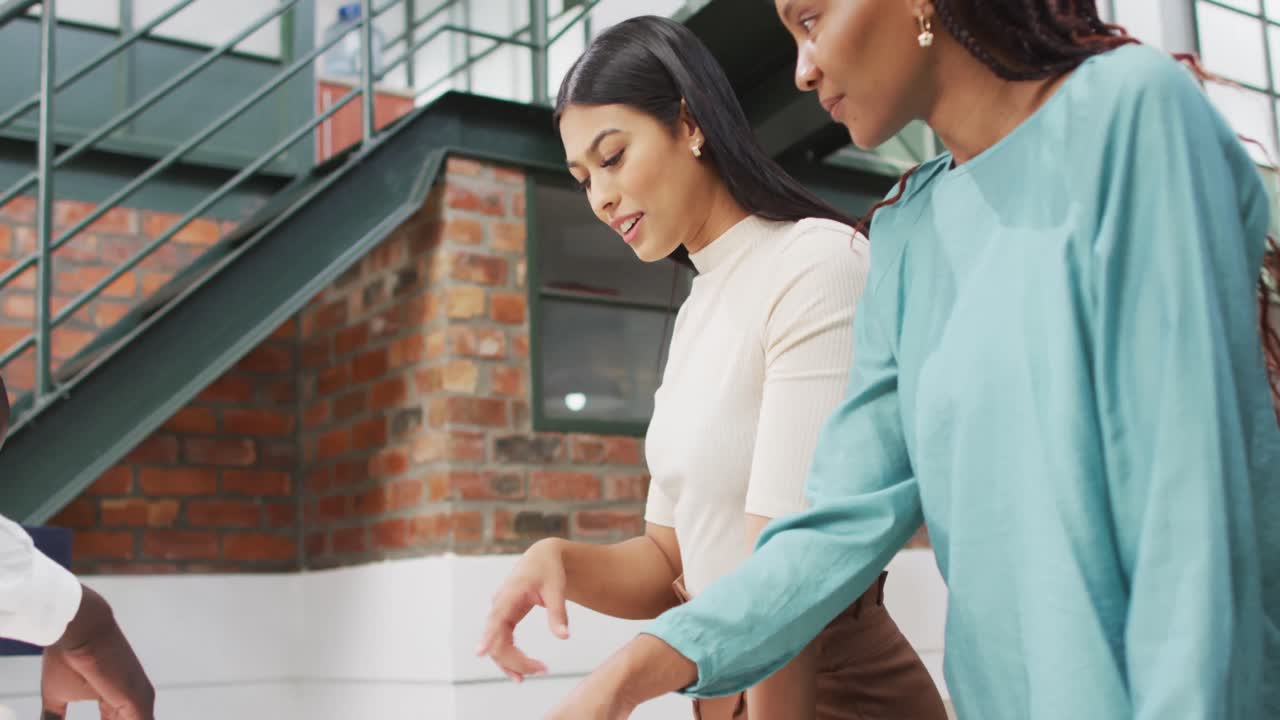 arquitectos diversos felices mirando modelos arquitectónicos en la oficina