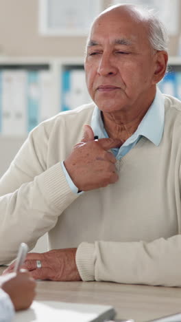 médico que examina a un paciente varón de edad avanzada