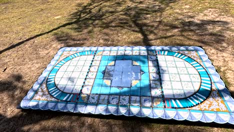 escultura de mosaico colorido en el área de hierba