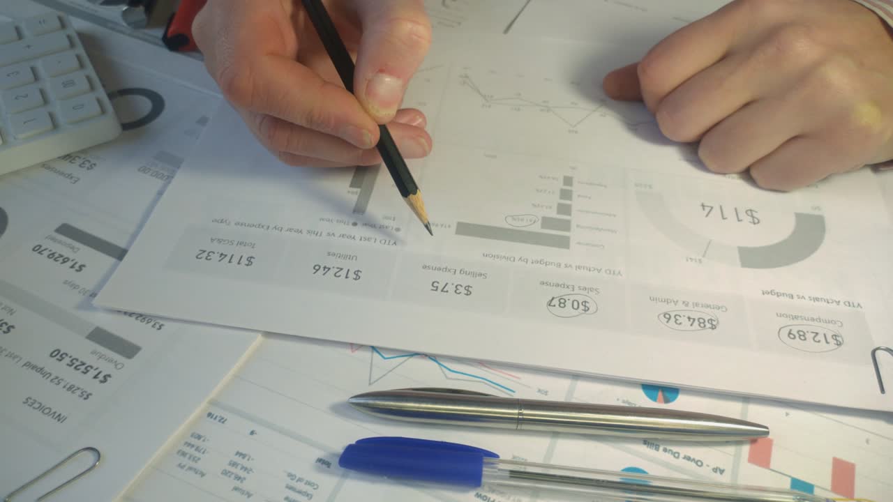 hombre de negocios analizando estadísticas y trabajando con informes de negocios gráficos gráficos usando lápiz