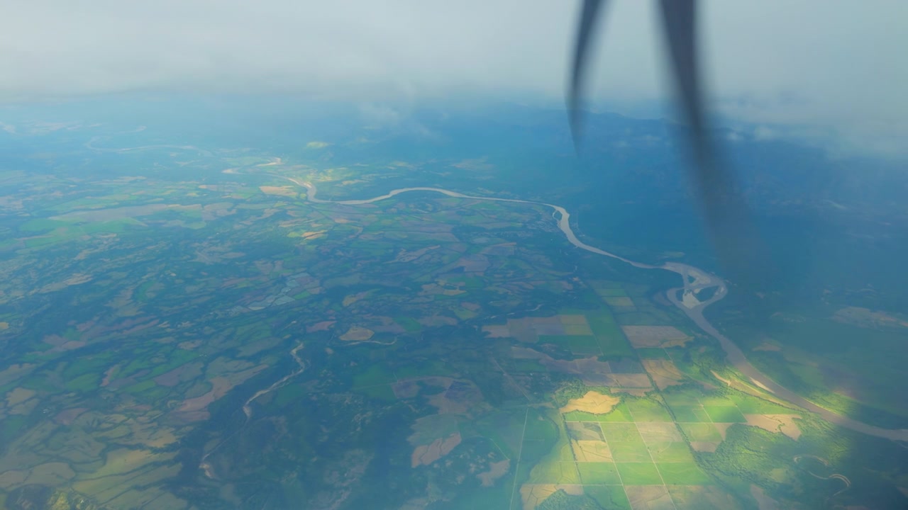 Filmisk udsigt under flyvning af flypropeller over den colombianske Amazonas regnskov med en enorm grøn jungle og dramatiske skyer