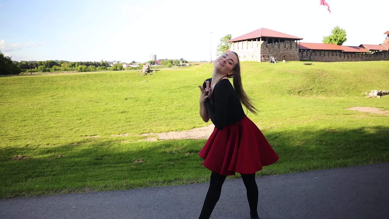 удивительная и красивая женщина-танцовщица танцует на улице в летнее время