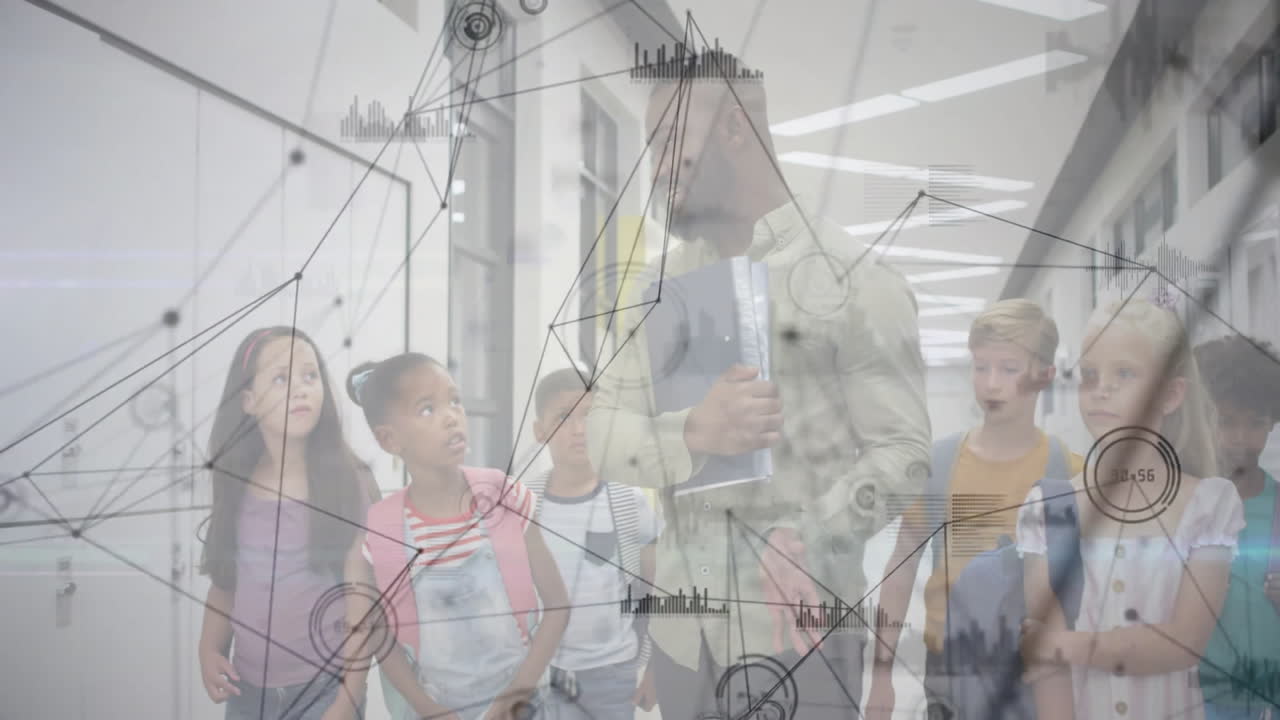 maestro caminando con los estudiantes en el pasillo de la escuela, conexiones de red y gráficos de datos animados